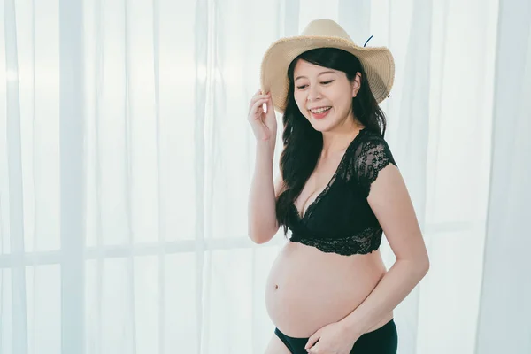 Hermosa mujer embarazada sonriente en sombrero de paja — Foto de Stock