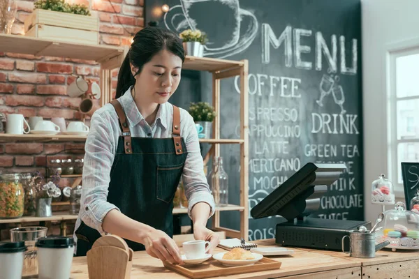 Female barista working behind counter. — Stock Photo, Image