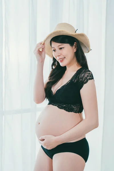 Hasır şapkalı Koreli hamile kadın. Stok Resim