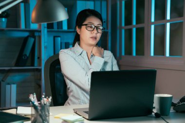 Kızlar omuz ağrısından muzdarip.