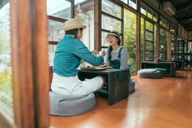 İki genç bayan aşık birlikte çay içerler.