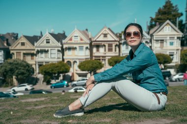 Gülümseyen kız rahatla çayırda otur