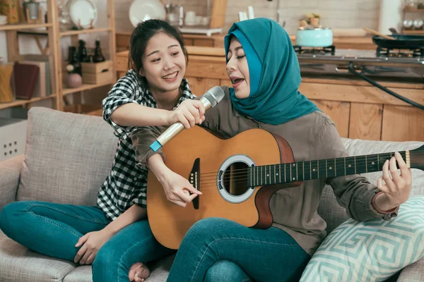 Talento mujer musulmana tocando la guitarra y cantando — Foto de Stock