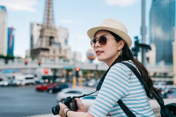 Turist i solglasögon hålla kameran mager på räcke — Stockfoto