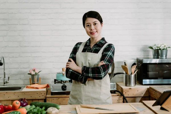Joven asiático coreano esposa de pie en cocina lugar — Foto de Stock