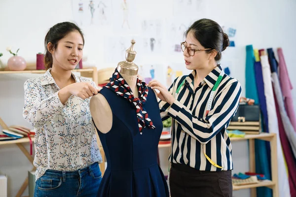 Zwei asiatische Mädchen Partner beheben Kleid. — Stockfoto