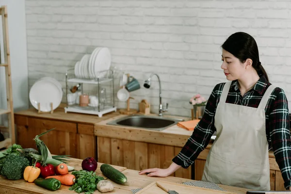 Frau bereitet in leichter Küche frisches Essen zu — Stockfoto