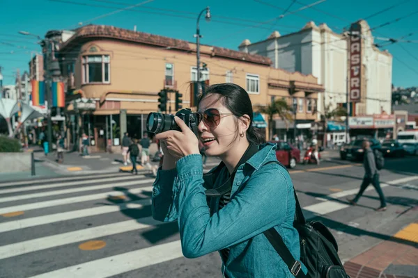 Fotógrafo tomando fotos en calle urbana concurrida — Foto de Stock