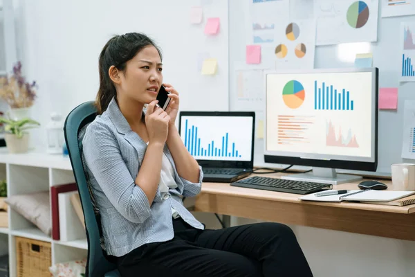 Professionele vrouw met mobiele telefoon en praten — Stockfoto