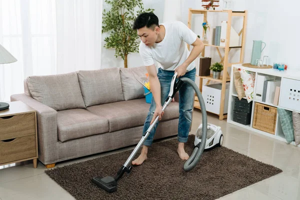 Hombre alfombra de limpieza con aspiradora — Foto de Stock