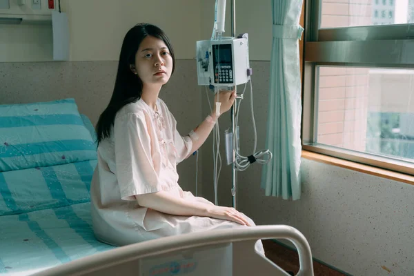 Saline in hands of female patient. — Stock Photo, Image