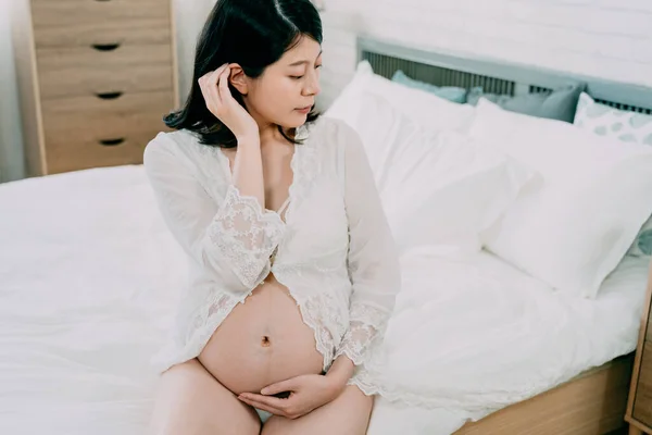 Menina lindo na cama segurar barriga nua esperar bebê — Fotografia de Stock