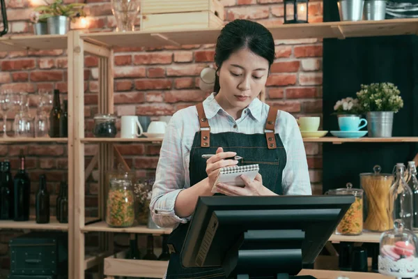 Trabajadora en cafetería escribiendo en nota — Foto de Stock