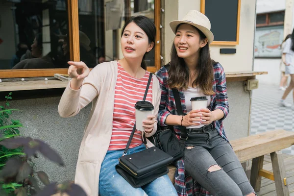 Mujeres descansando en la calle cafetería de verano al aire libre — Foto de Stock