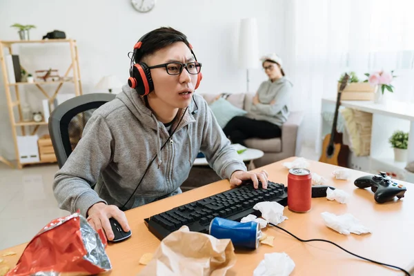 生气的女人，双手交叉坐在沙发上 图库图片