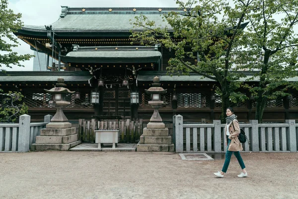 带着背包走大阪天门寺旁的女孩 免版税图库图片