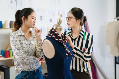 koleksiyon üzerinde beyin fırtınası yapan yaratıcı iş arkadaşları