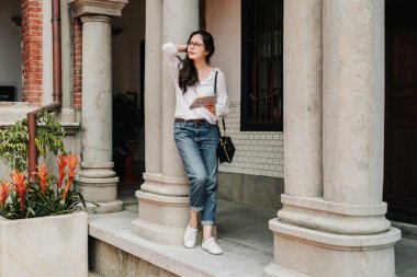 Kırmızı binada kağıt rehberi olan gezgin