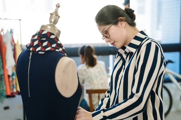 Modedesignerin mit Brille erfindet neues Kleid — Stockfoto