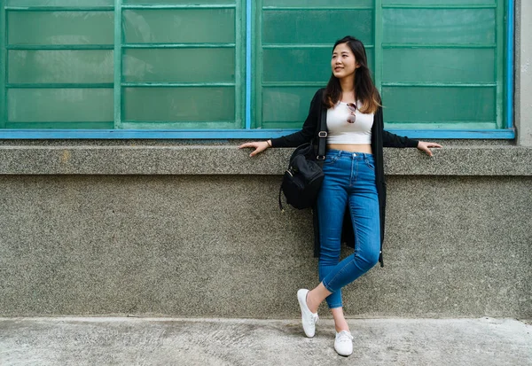 Mujer de moda con chaqueta de luz negro Imagen De Stock