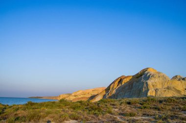 Kayalar göl yakınındaki