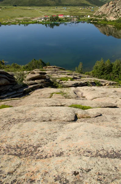 Göl üzerinde dağlarda
