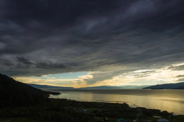 Göl üzerinde fırtınalı gökyüzü