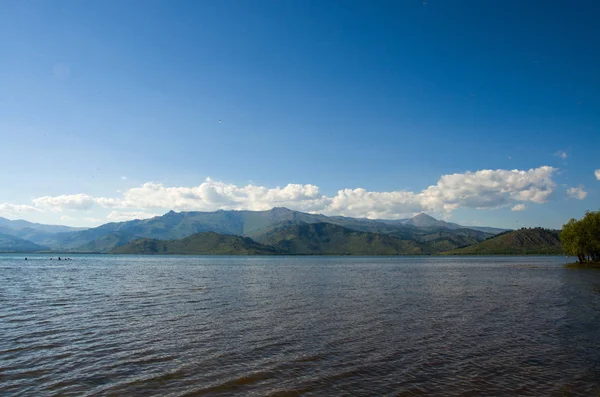 O lago nas montanhas — Fotografia de Stock