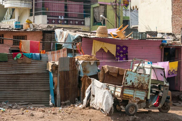 Indiska slummen, dålig inkvarterar i stora staden — Stockfoto