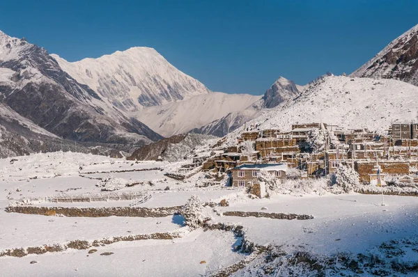 Isolato villaggio di montagna tibetano in Himalaya — Foto Stock