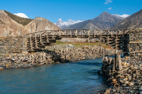 Holzbrücke über den Gebirgsfluss im Himalaya — Stockfoto