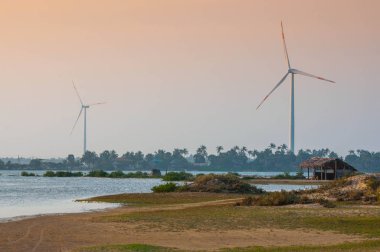 deniz elektrik üreten beyaz rüzgar türbini
