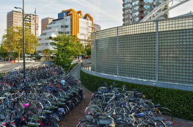 Rotterdam, Hollanda 'da büyük bir bisiklet parkı.