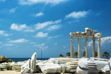 Side Apollon tample