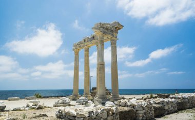 Side Apollon tample