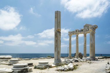 Side Apollon tample