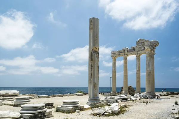 Side Apollon tample