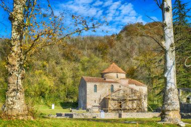 ağaçların arasında kilise