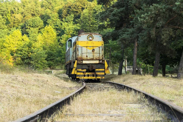 Vista frontal da locomotiva Diesel na via férrea — Fotografia de Stock