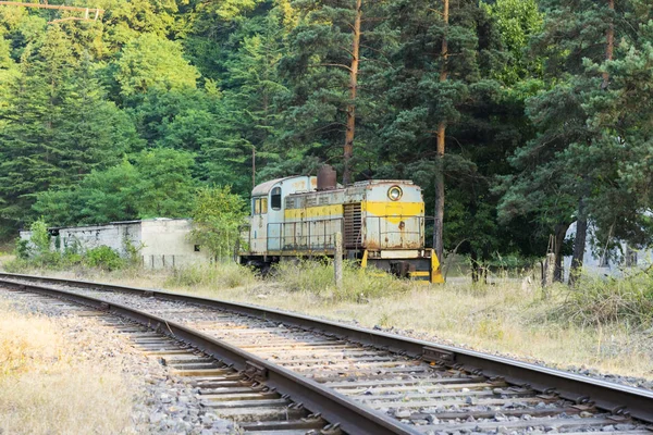 Velha locomotiva soviética perto da ferrovia — Fotografia de Stock