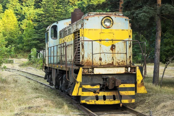 Vista frontal da locomotiva Diesel na via férrea — Fotografia de Stock