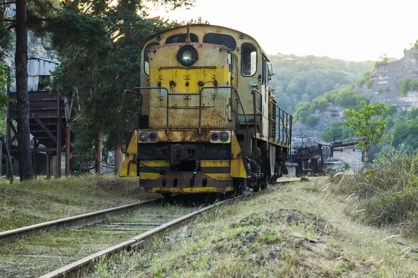 Vista frontal da locomotiva Diesel na via férrea — Fotografia de Stock