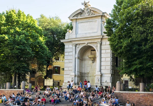 Piazza trilussa ve Ponte Sisto Çeşmesi.