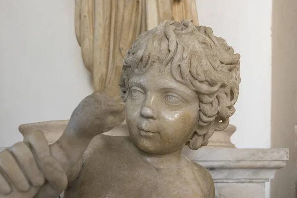 ヘラクレス彫金飾り絵として描かれている少年の像の断片 — ストック写真