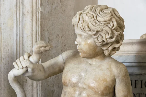 Θραύσμα του αγάλματος της νεαρό αγόρι που απεικονίζεται ως ο Ηρακλής chokin Royalty Free Φωτογραφίες Αρχείου