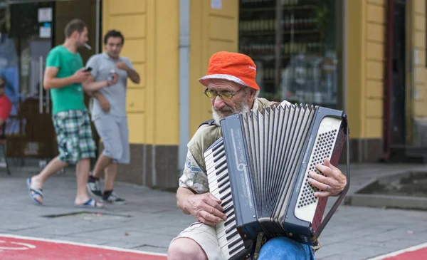 Sokakta yaşlı müzisyen