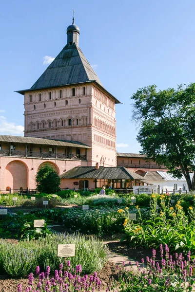 Jardín boticario y torre de entrada principal del Monasterio del Salvador de San Eutimio, Rusia, Suzdal — Foto de Stock