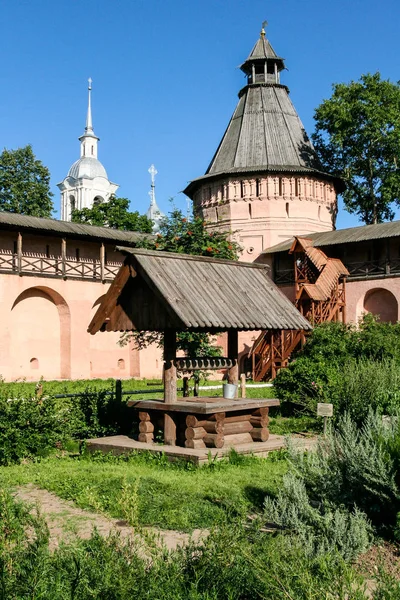 A jól-a patikus kertben, a Megváltó Monastery of St. Euthymius, Oroszország, Suzdal — Stock Fotó