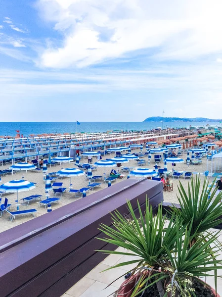 Vista desde la terraza del restaurante a la playa y al mar, Italia, Riccione — Foto de Stock