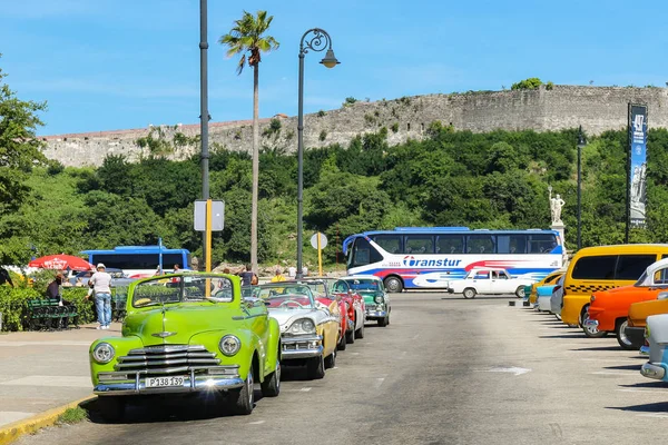 Otoparkta, Küba, Havana, 9 Kasım 2016 vintage otomobillerde